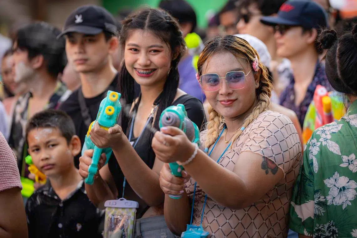 持枪双姝。（蔡光发摄）