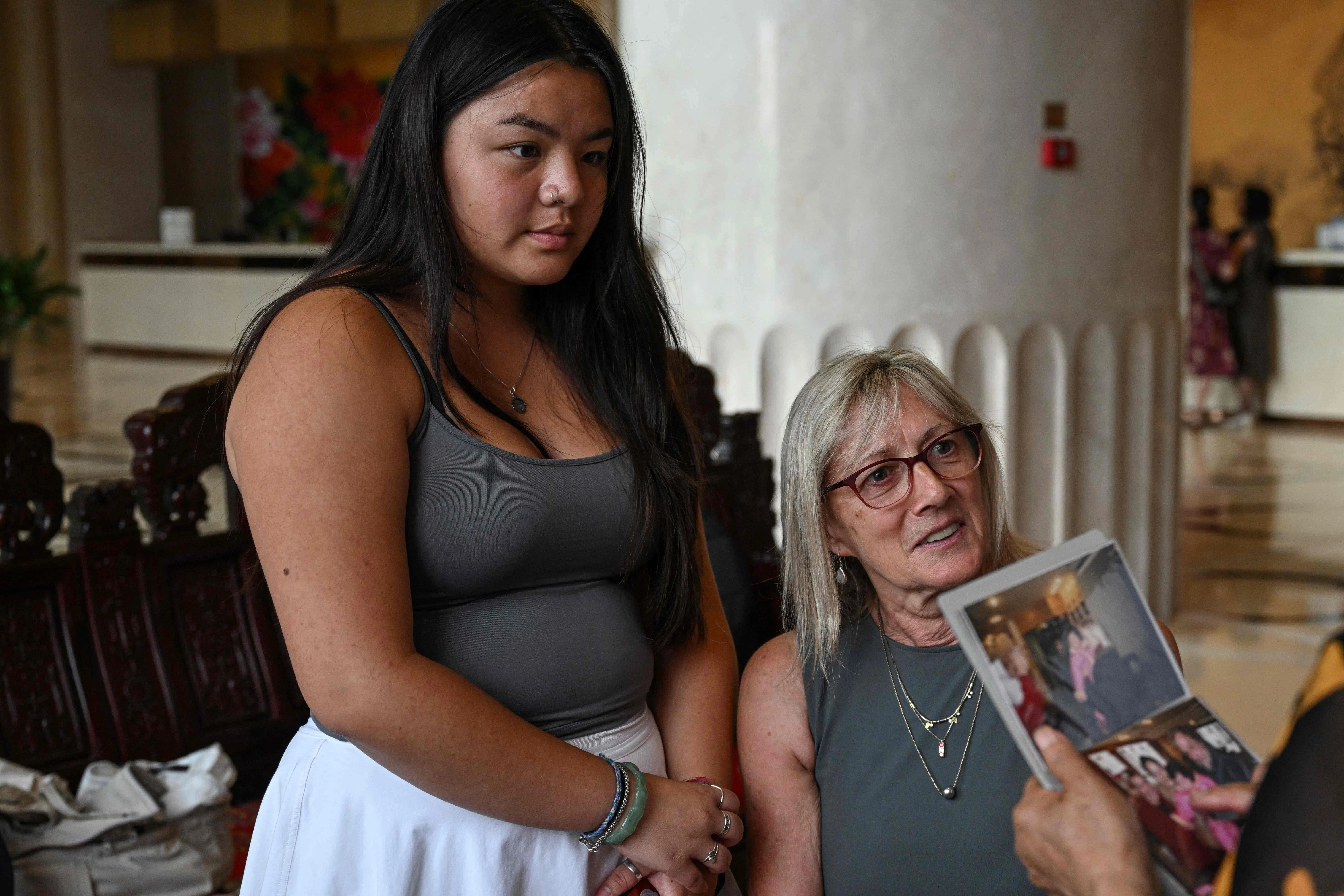 露莉（左）和养母科琳。（法新社）