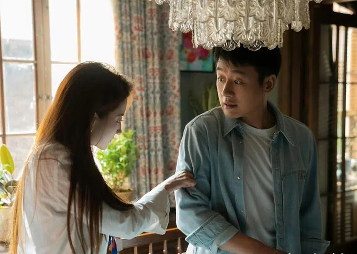 佟大为（右）饰演刘亦菲的哥哥，兄妹平常吵闹爱斗嘴，戏里像一对真兄妹。（取自剧集微博）