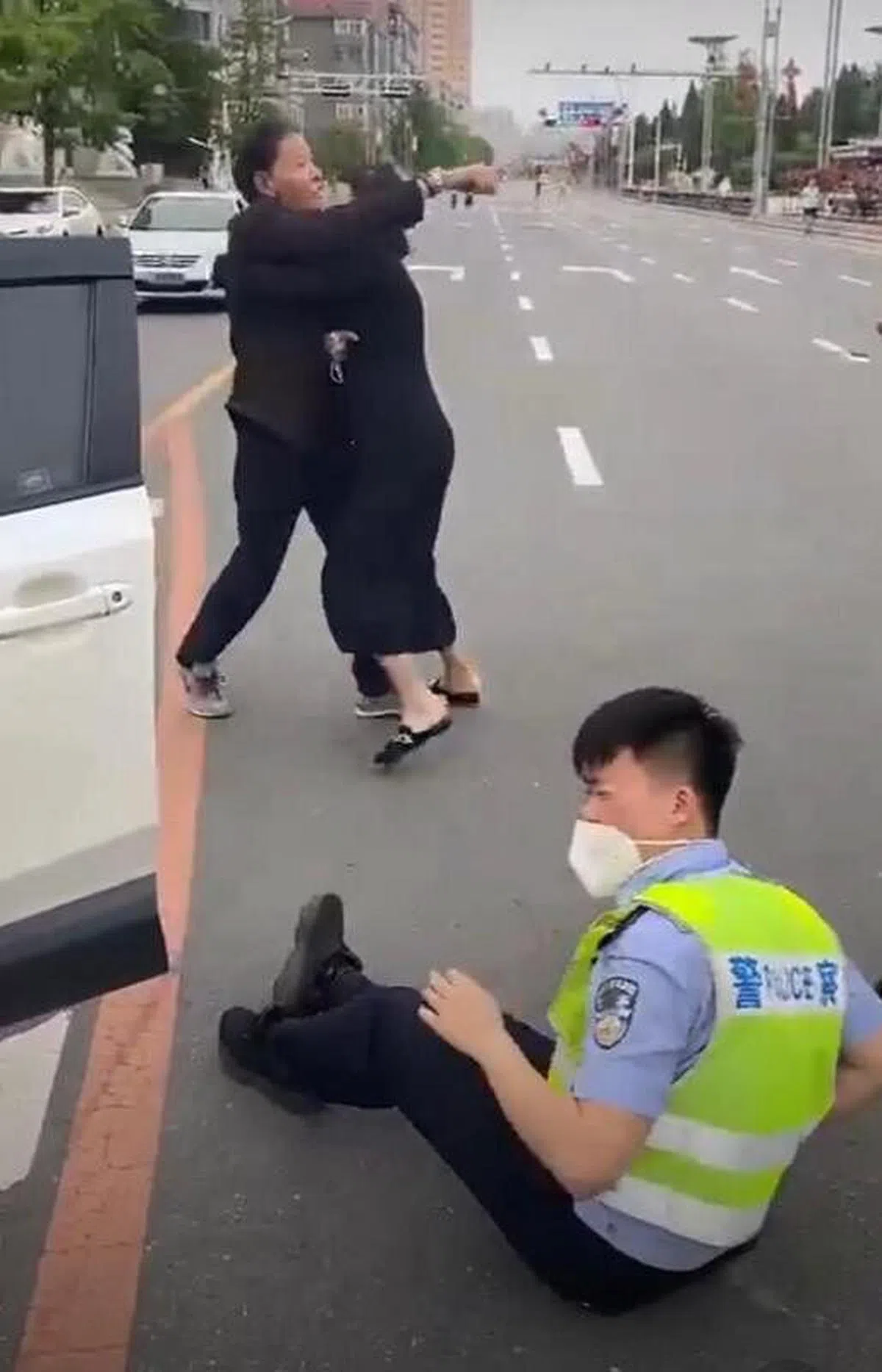 网上热传的视频显示，丹东70岁老父亲护女心切，试图打警察巴掌，被网民形容是“打通一座城市的任督二脉”。（互联网）