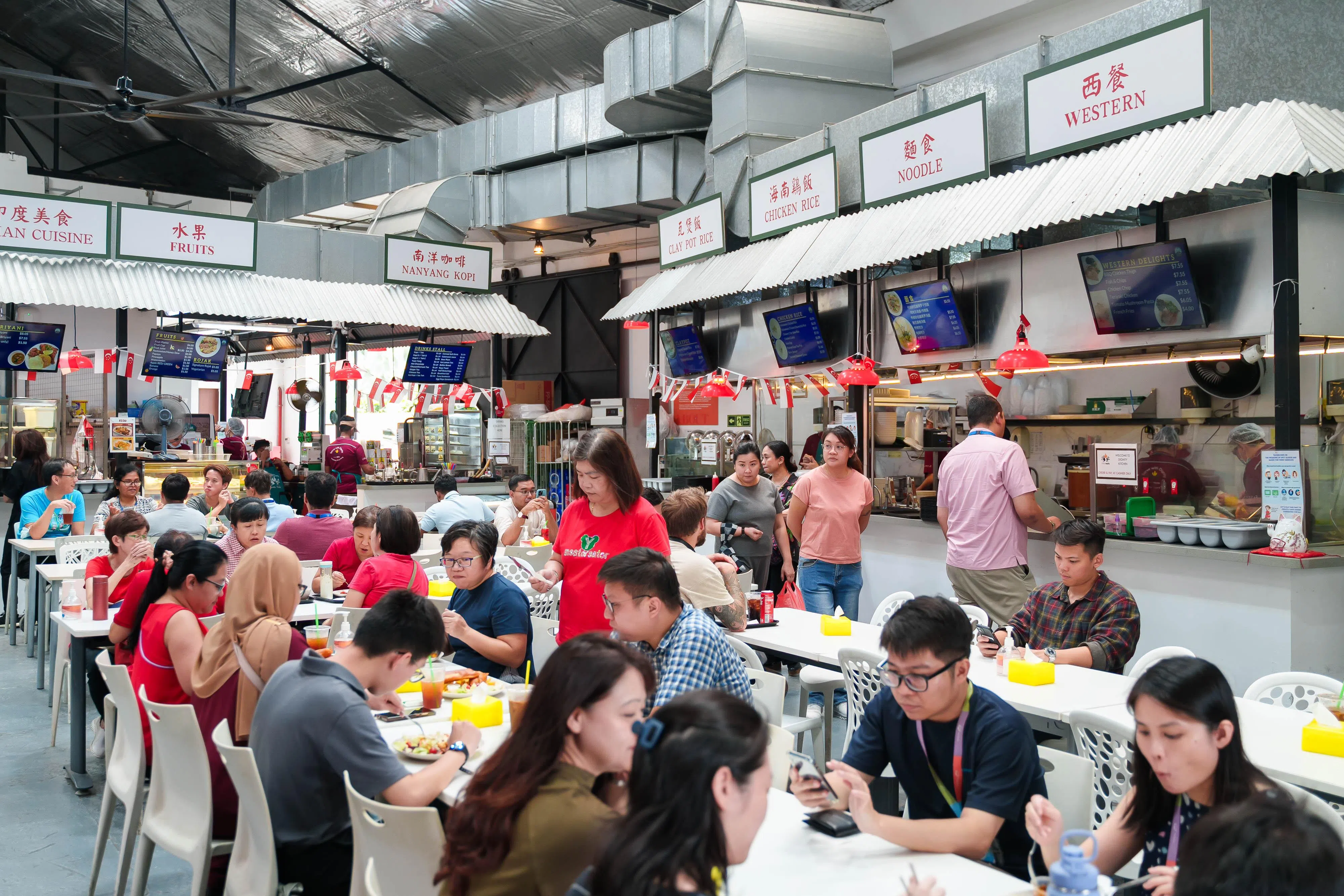 厨尊美食广场共设有八个摊位，分别售卖马来椰浆饭、印度美食、水果罗惹、南洋咖啡茶水、瓦煲饭、海南鸡饭、面食及西餐。（特约黄暐捷摄）