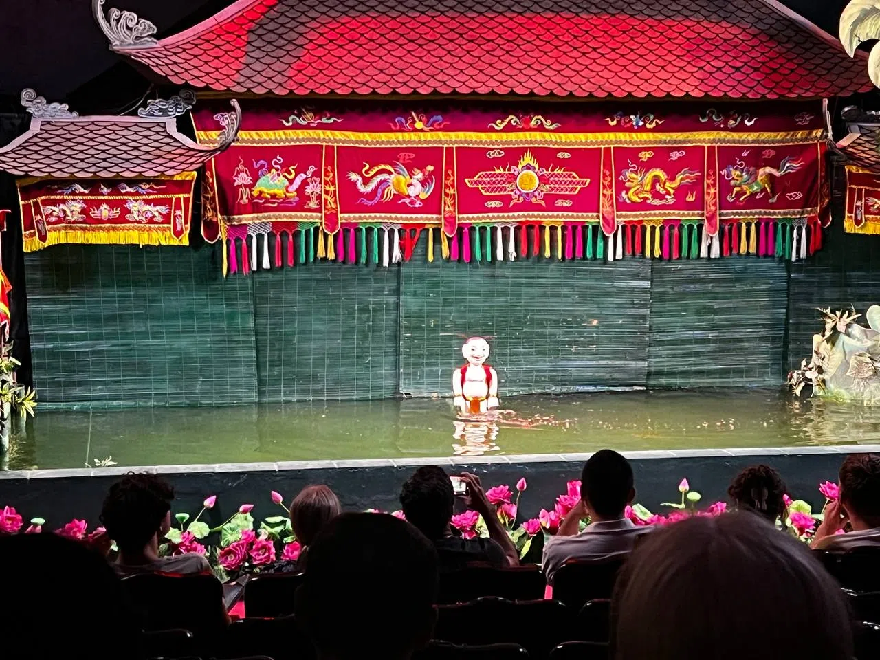 水上木偶戏反映越南人对生活、劳动和信仰的看法，在推广文化方面发挥很大的作用。（华侨中学提供）