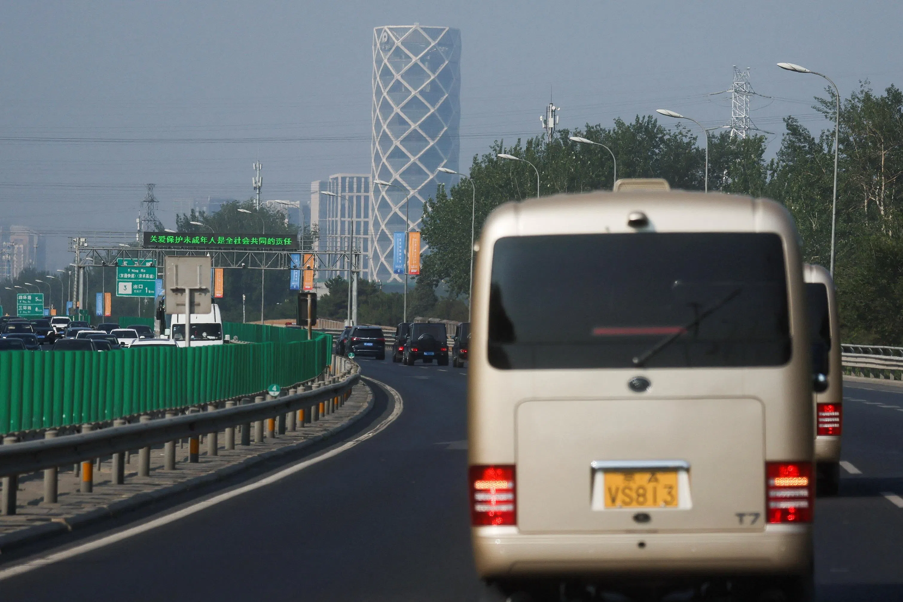 布林肯抵达北京后，乘车离开机场。（路透社）