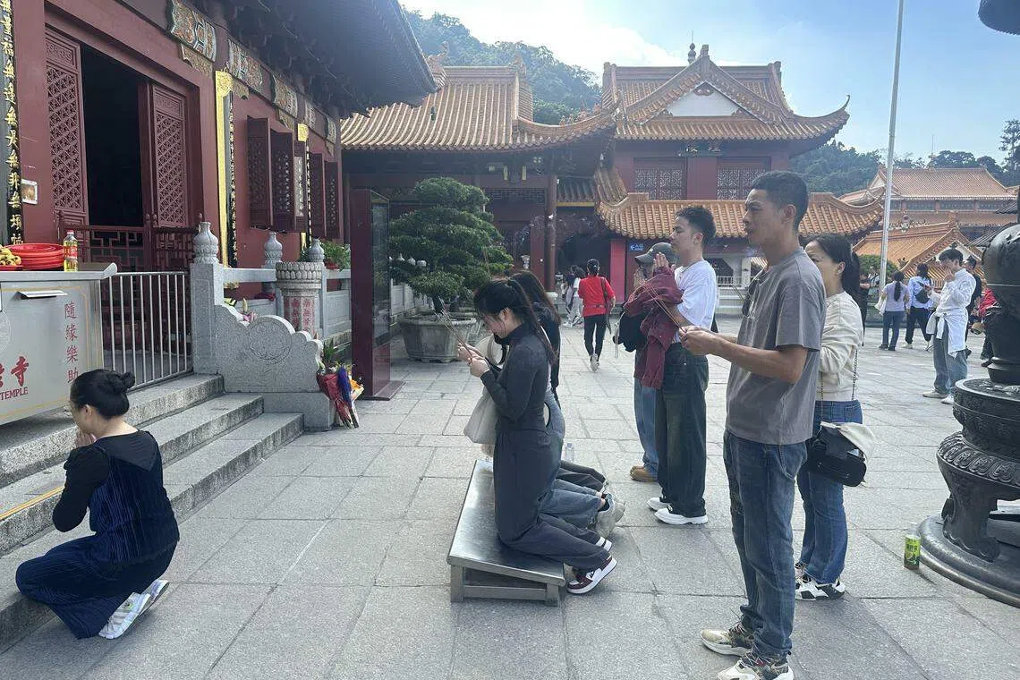 深圳弘法寺香客络绎不绝，即便是工作日，前来祈福的公众有超过一半是年轻人。（林煇智摄）