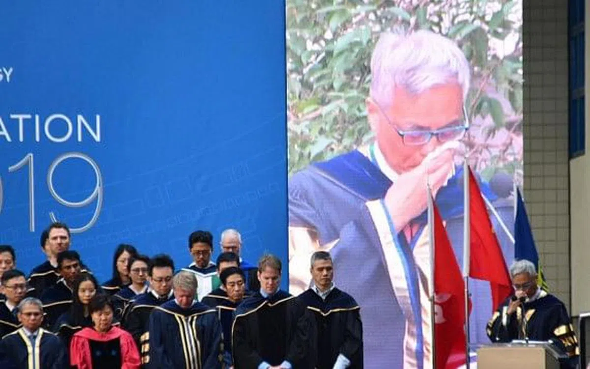 史维于2019年的城大毕业礼上公布周梓乐的死讯，还因此一度落泪，并用手巾擦眼泪。（星岛日报）