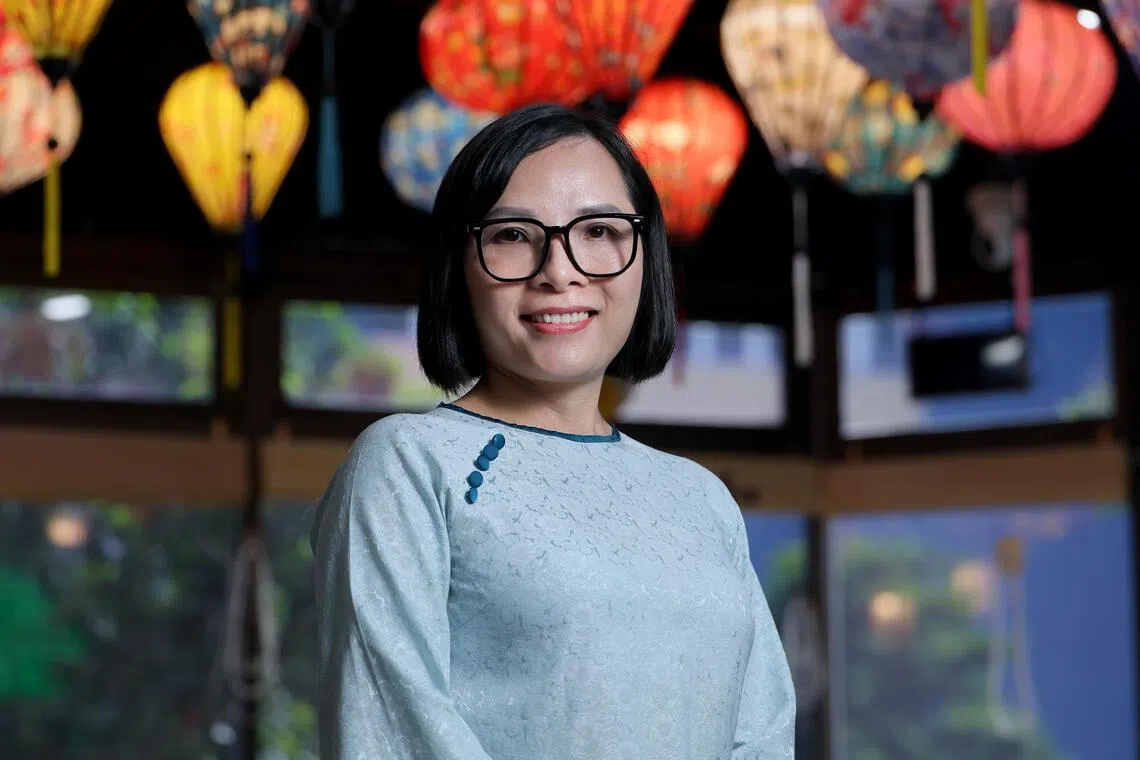越南素食馆Moon Chay创办人茱莉娅，研发多道越南素食，以蔬菜水果取代葱蒜。（龙国雄摄）