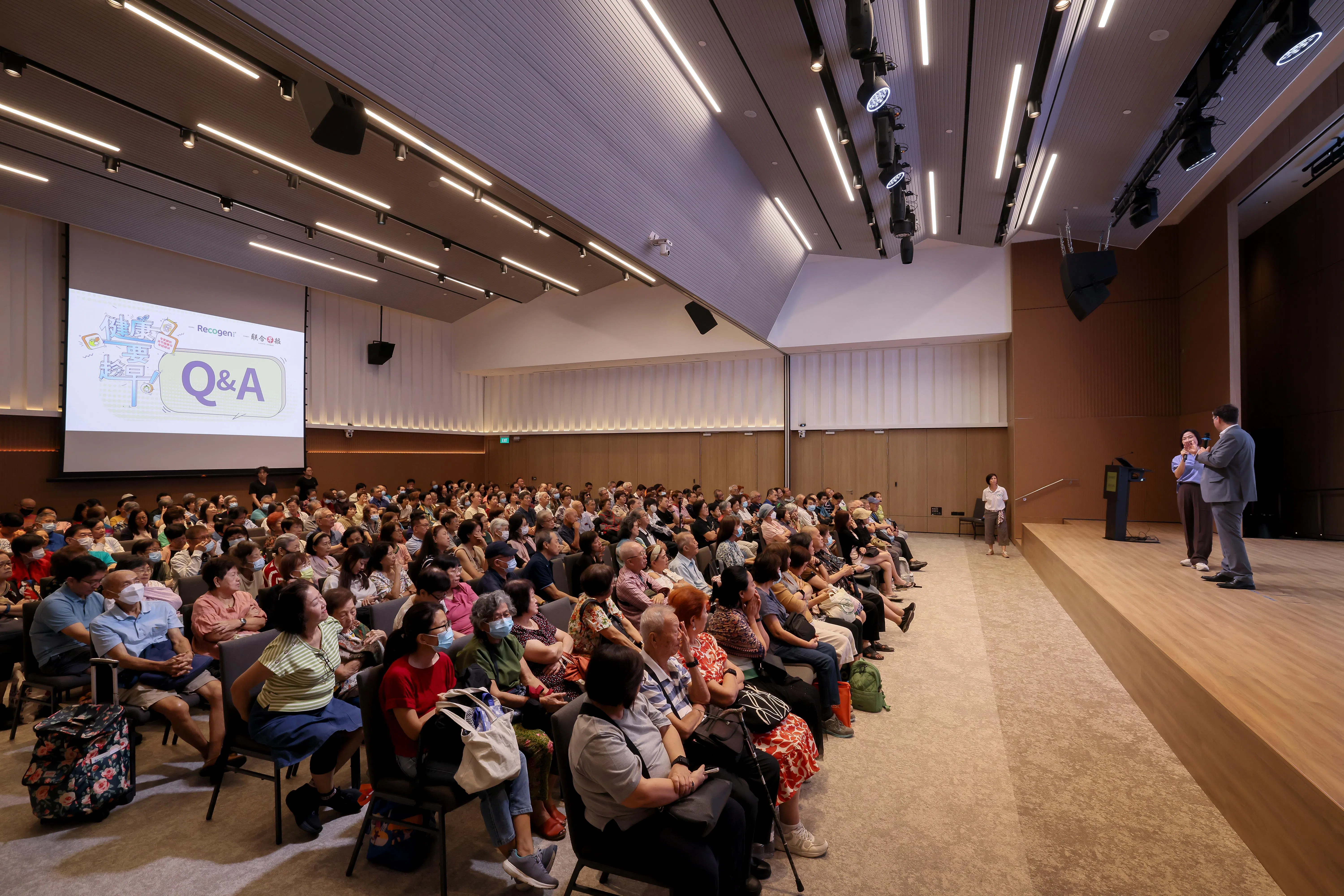 每段演讲之后有问答时间，参与者可自由提问。（龙国雄摄）