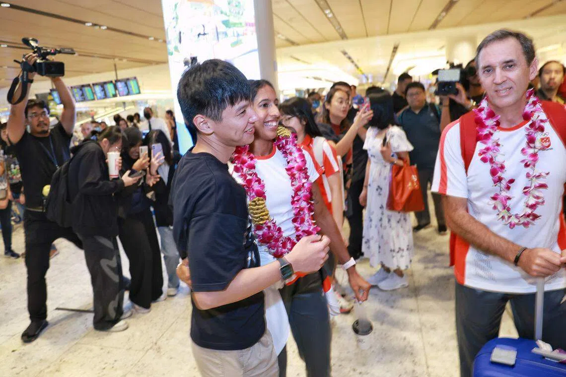 珊蒂和男友陈宗洋（前田径国家队成员）在樟宜机场相拥。（海峡时报）