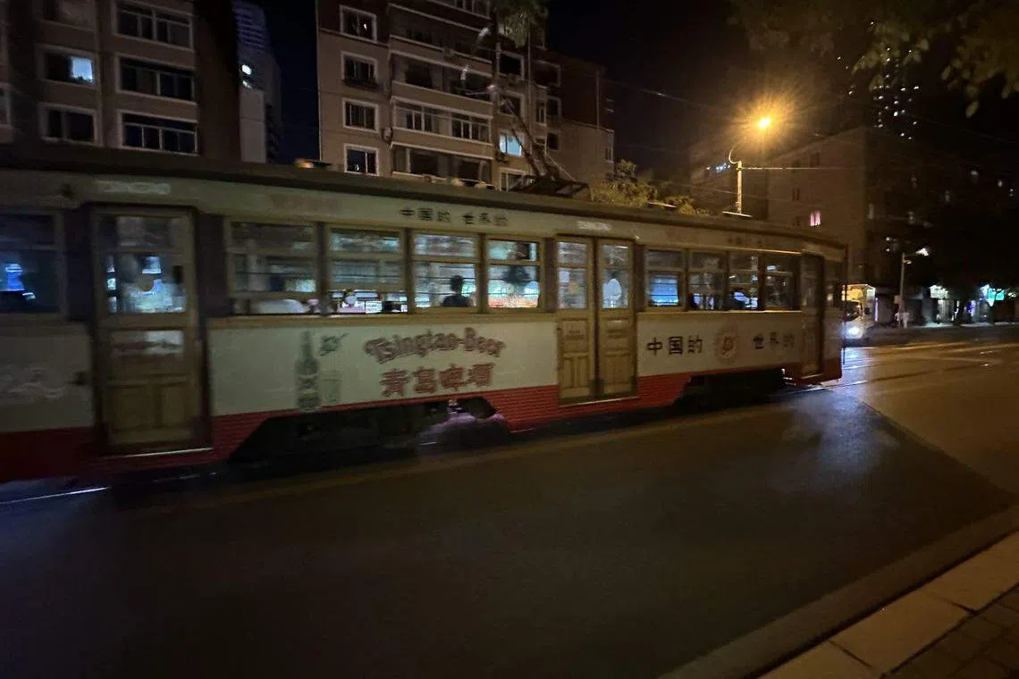 大连是中国大陆唯一轨电车历史未曾中断过的城市。电车古老的外形与现代的城市形成鲜明对比。（林煇智摄）