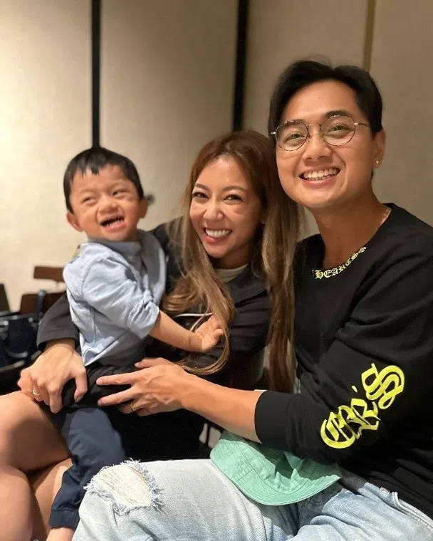 香港夫妻档郑俊弘（右）及何雁诗的儿子郑赞廷在2024年被诊断罕见遗传病。（互联网）