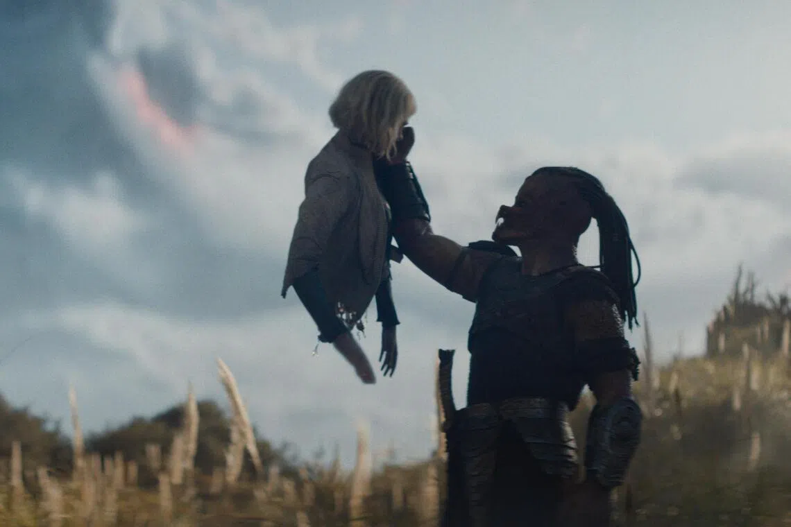 Elle Fanning（左）和尤特加族猎者Dek结为盟友。（迪士尼提供）