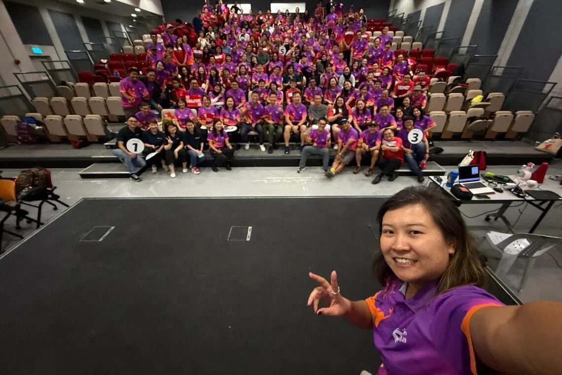 日前，尼拉团队部门主管洪惠琦（前）也组织了简报会，让即将前往泰国的志愿者们欢聚一堂，为海外之旅做好准备。（尼拉团队提供）