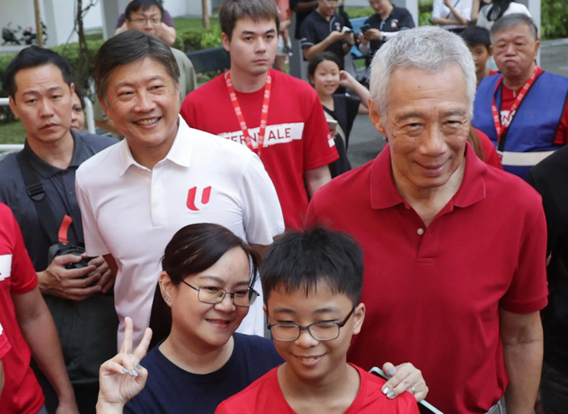 新划分的惹兰加由单选区，可能出现罕见的五角战。人民行动党预料将派出全国职工总会秘书长黄志明上阵。图为国务资政李显龙（右一）与黄志明（白衣）日前走访选区。（蔡家增摄）