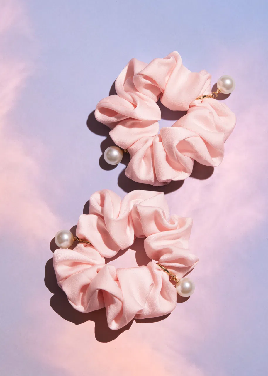 & Other Stories粉红发圈，适合戴去拜年。（品牌提供）