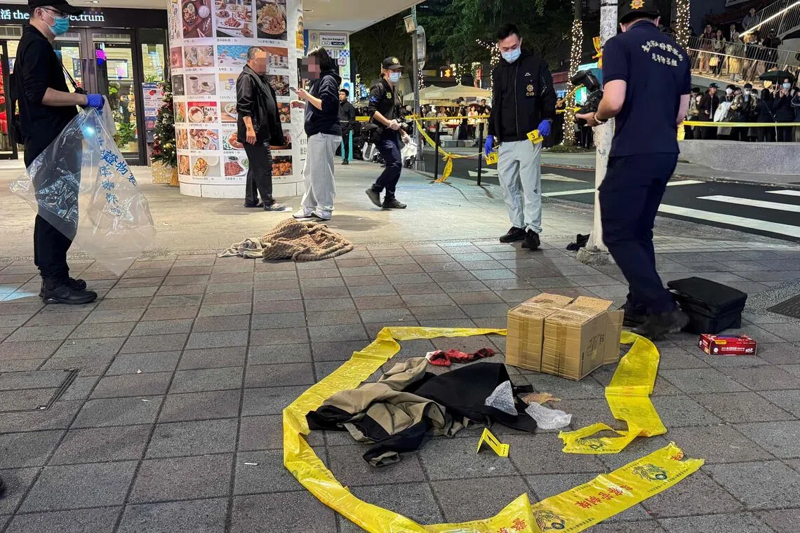 袭击事件发生后，警方在诚品南西书店外设立警戒线，收集证据。（法新社）