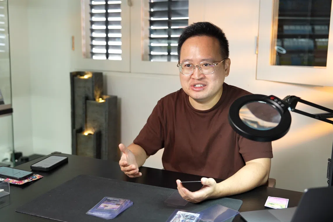 卡牌评级代理公司Concept Grading创办人方是惟指出，有意转卖卡牌的收藏家通常会将卡牌挂上拍卖网站进行竞标，其最终拍卖价便会成为其他二级市场的定价基准。（视频截图）