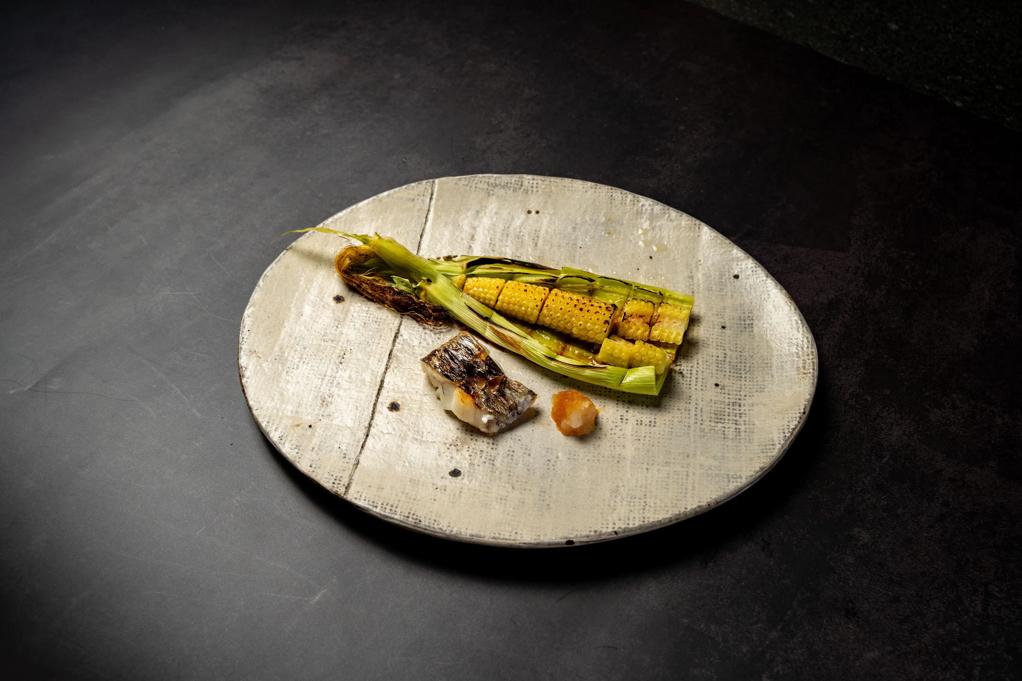 Sushi Sei的太刀鱼搭配日本小玉米、白萝卜与酱油。（餐馆提供）