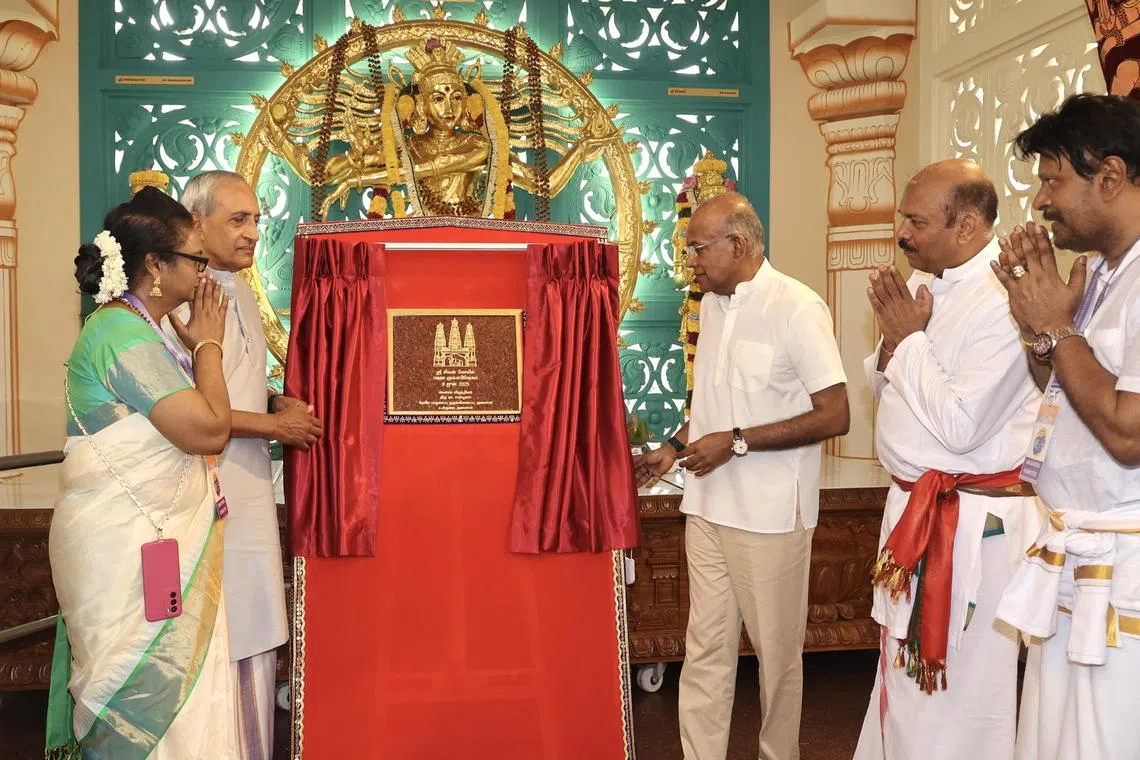 国家安全统筹部长兼内政部长尚穆根（右三）受邀出席观礼，并为仪式纪念碑主持揭幕仪式。（邬福梁摄）