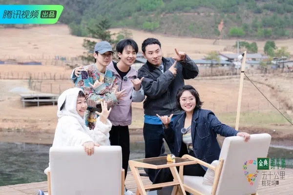 郭麒麟（中）在其中一期回归，和大伙儿玩捉迷藏。（互联网）