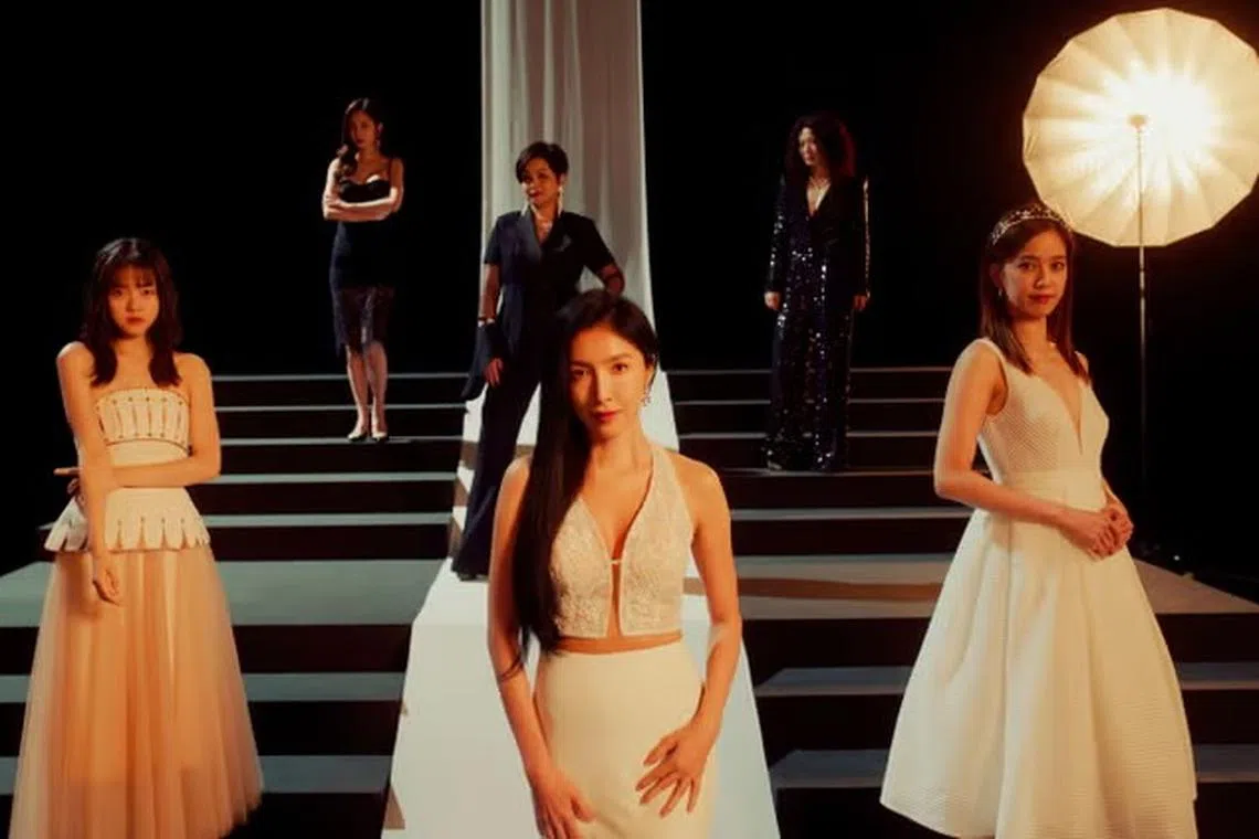 曾莞婷（后排左起）、杨贵媚、谢琼煖、林廷忆（前排左起）、杨谨华和陈庭妮，在《影后》中诠释女明星的甜酸苦辣。（互联网）