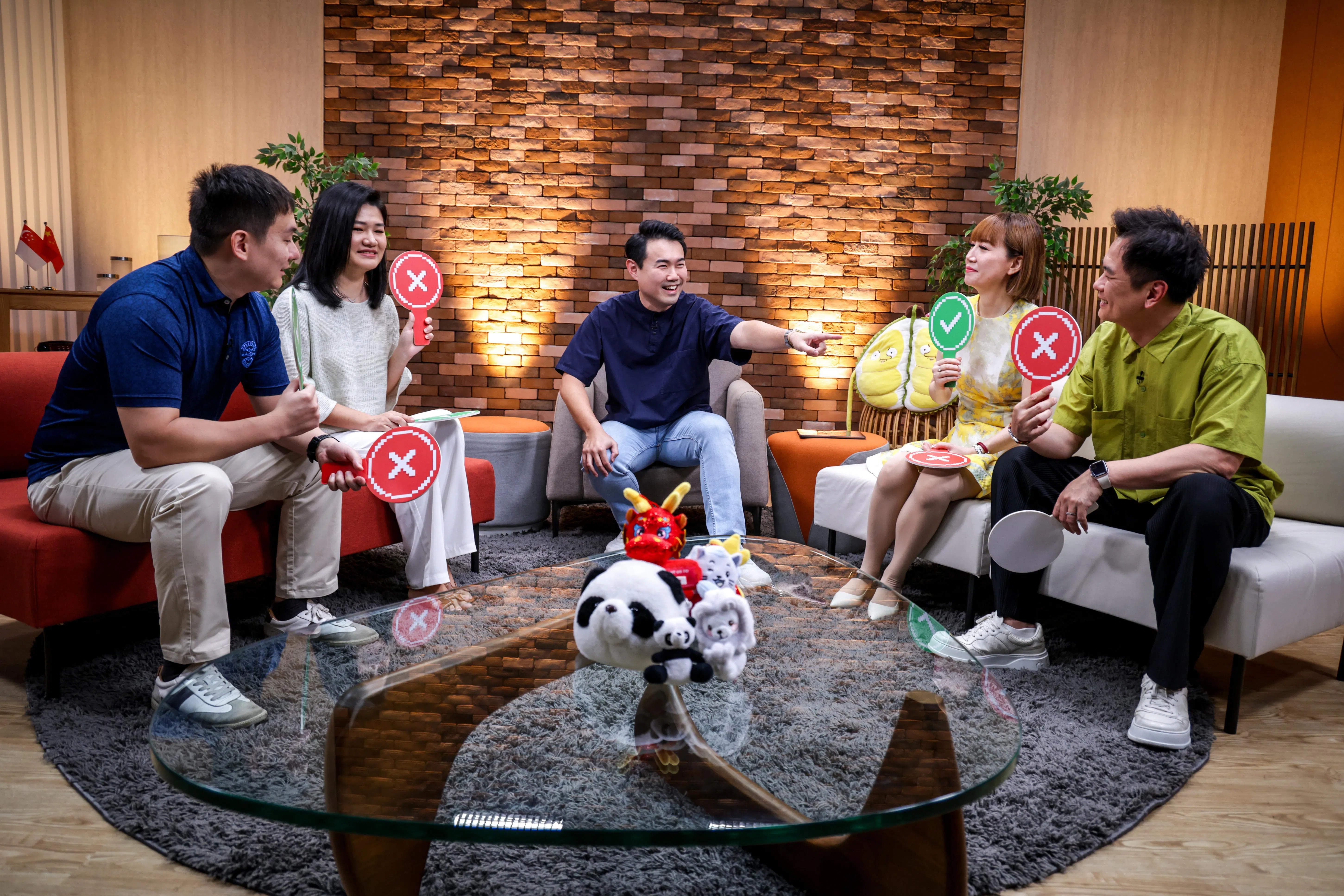 两对跨国婚姻夫妻在节目中分享了对不同课题的看法。（叶振忠摄）