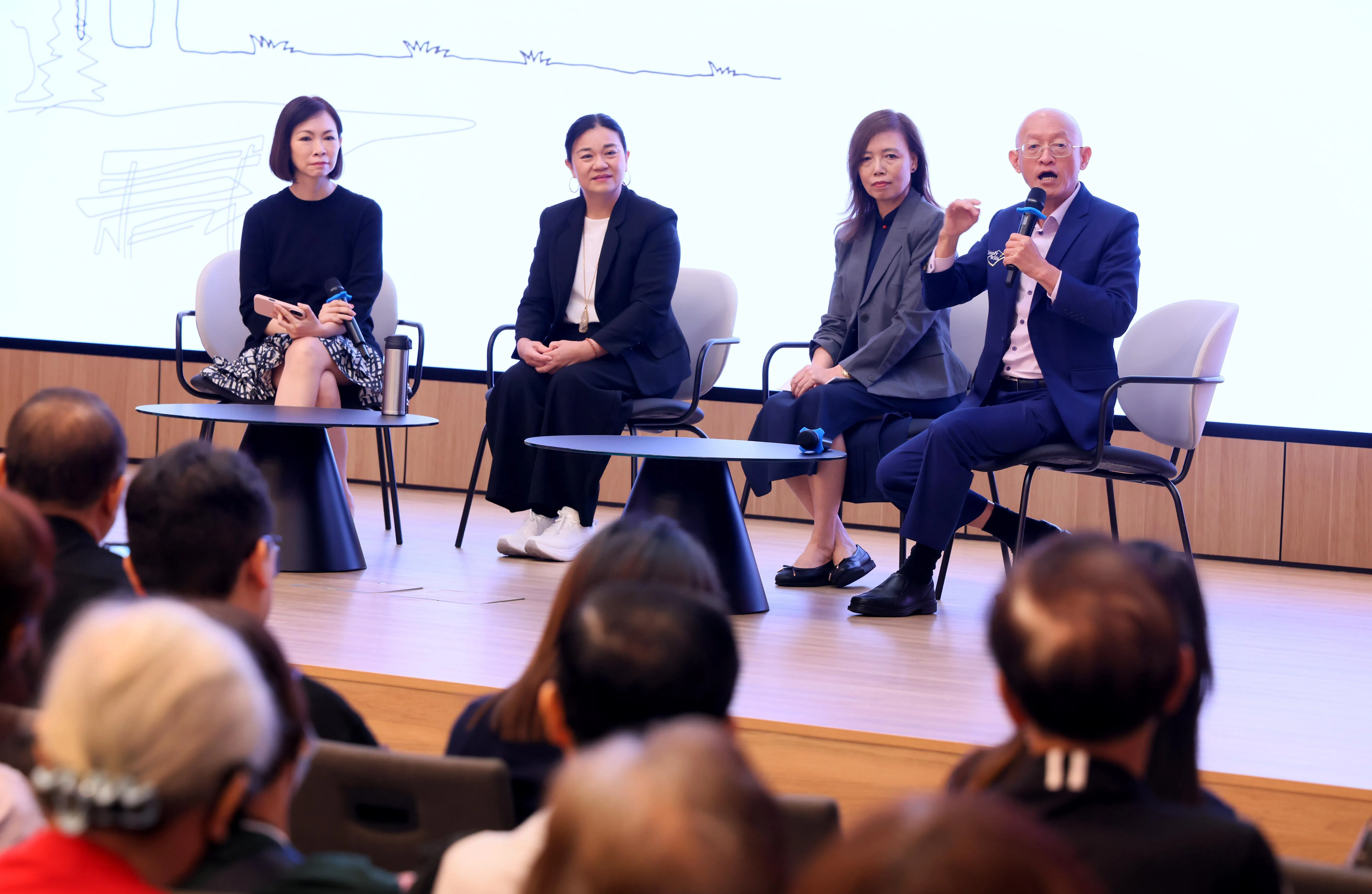 三位主讲者，张洧华（右起）、卢丽贞和陈善玲现场解答读者询问。左一是主持人陈丽仪。（龙国雄摄）