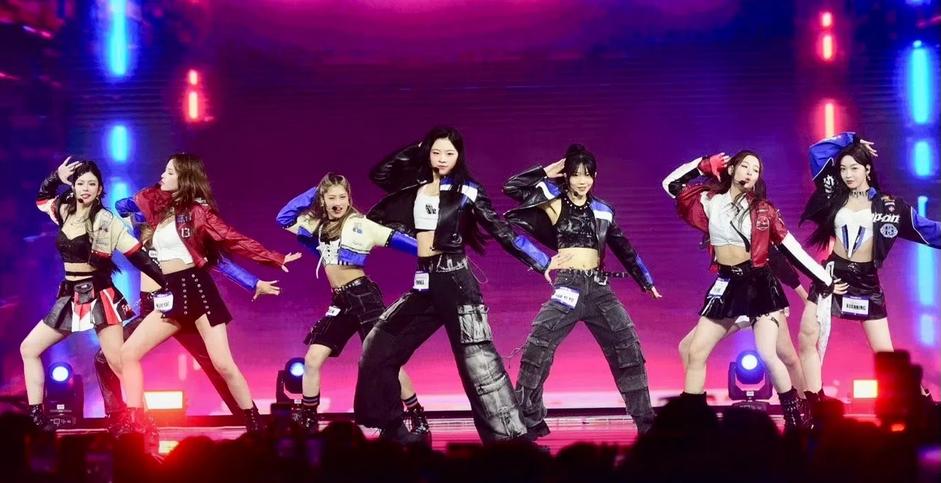 第一回合中，18名晋级总决赛的学员分两组演出，图为唱跳“Vroom Vroom的第二组学员。（取自创造营亚洲微博）