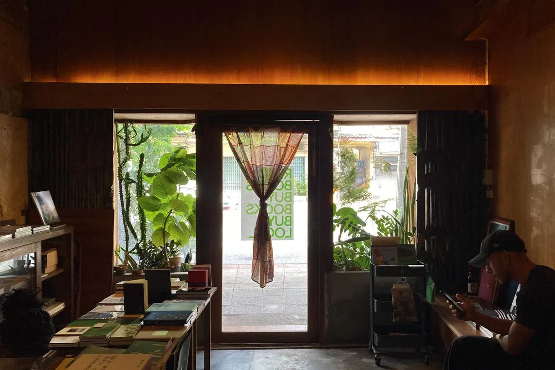 安安静静坐在店里，恍恍惚惚翻阅著书，翻阅的是过去三年种种。（张书译摄）