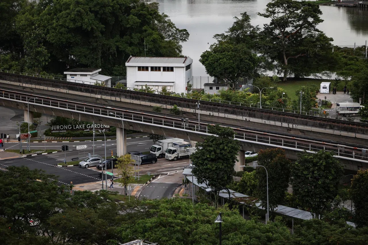 动态部署舱距离湖畔地铁站步行约350米，附近有厕所和餐饮场所。（关俊威摄）