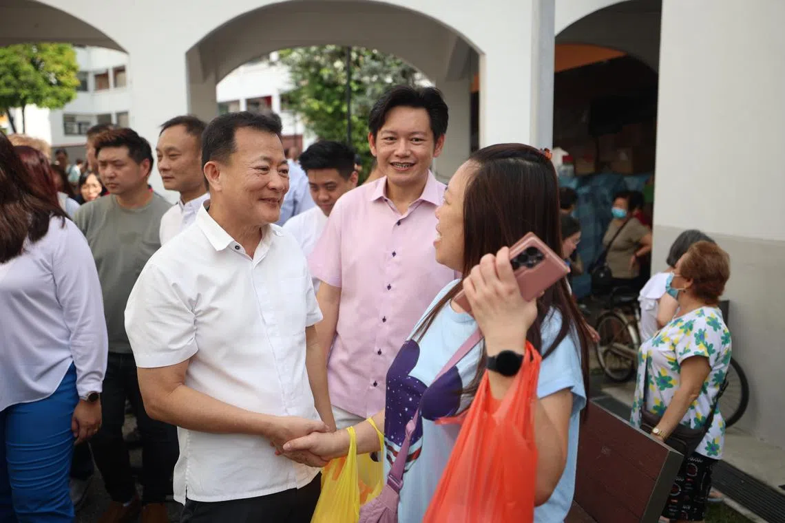 赖添发星期天（4月13日）早上到后港4道的后港村邻里中心，与居民谈话。（关俊威摄）