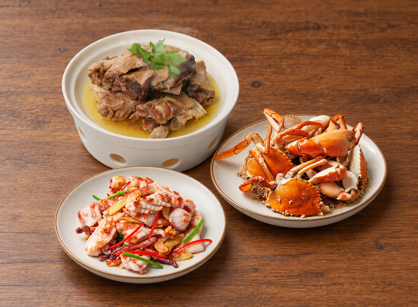 莆田推出三道新菜，同安煎蟹（右）、“滴露”番鸭（后）和香煎苏东。（餐馆提供）
