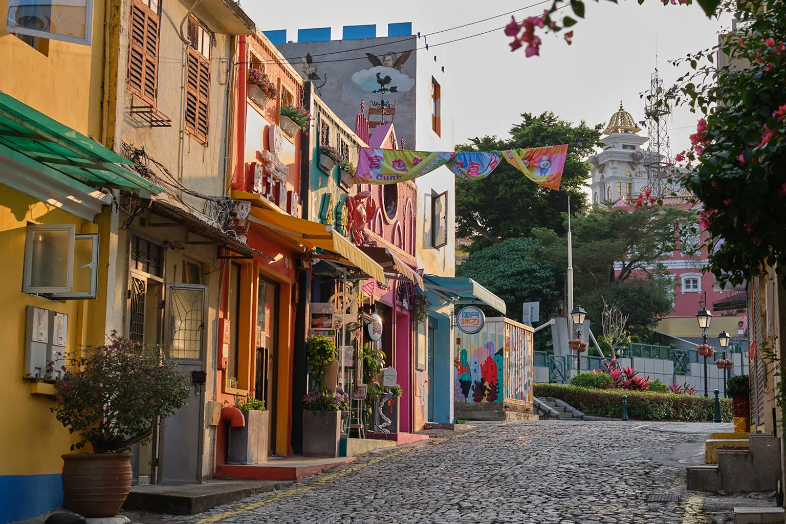 漫步于氹仔的街巷，如童话般鲜艳的色彩为澳门的街区文化注入了旺盛的生命力。（图/澳门特别行政区政府旅游局提供）