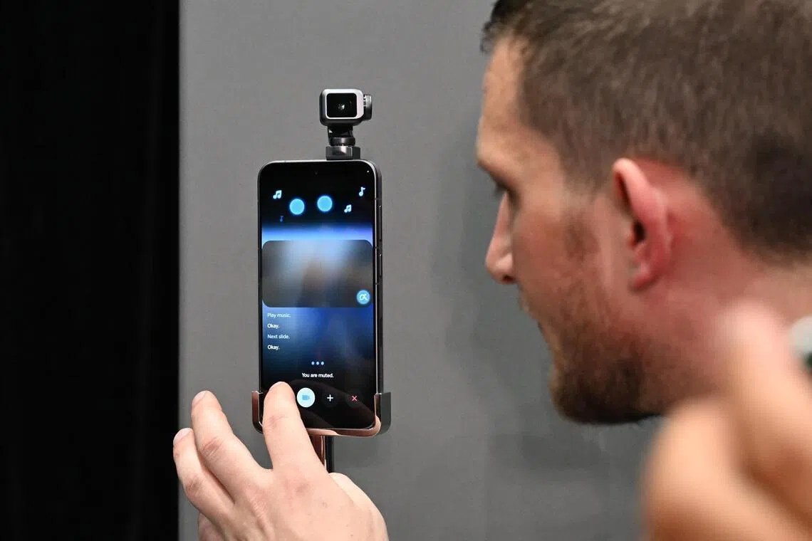 工作人员在西班牙巴塞罗那展示荣耀机器人手机Robot Phone。（新华社）