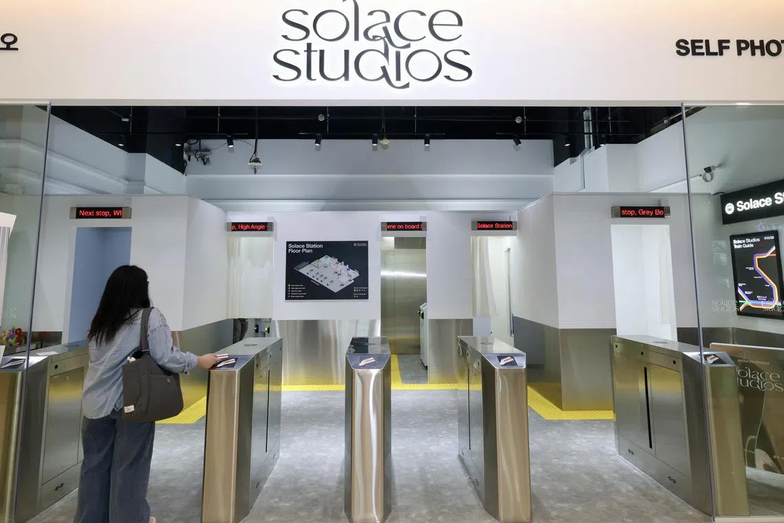 Solace Studios新店面以地铁站为主题，一走进店就是地铁闸门。（郑一鸣摄）
