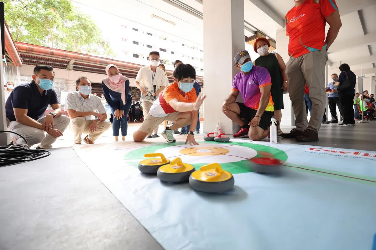 在炎热的新加坡，能体验另类的冰壶（curling）运动。（图/档案照片）