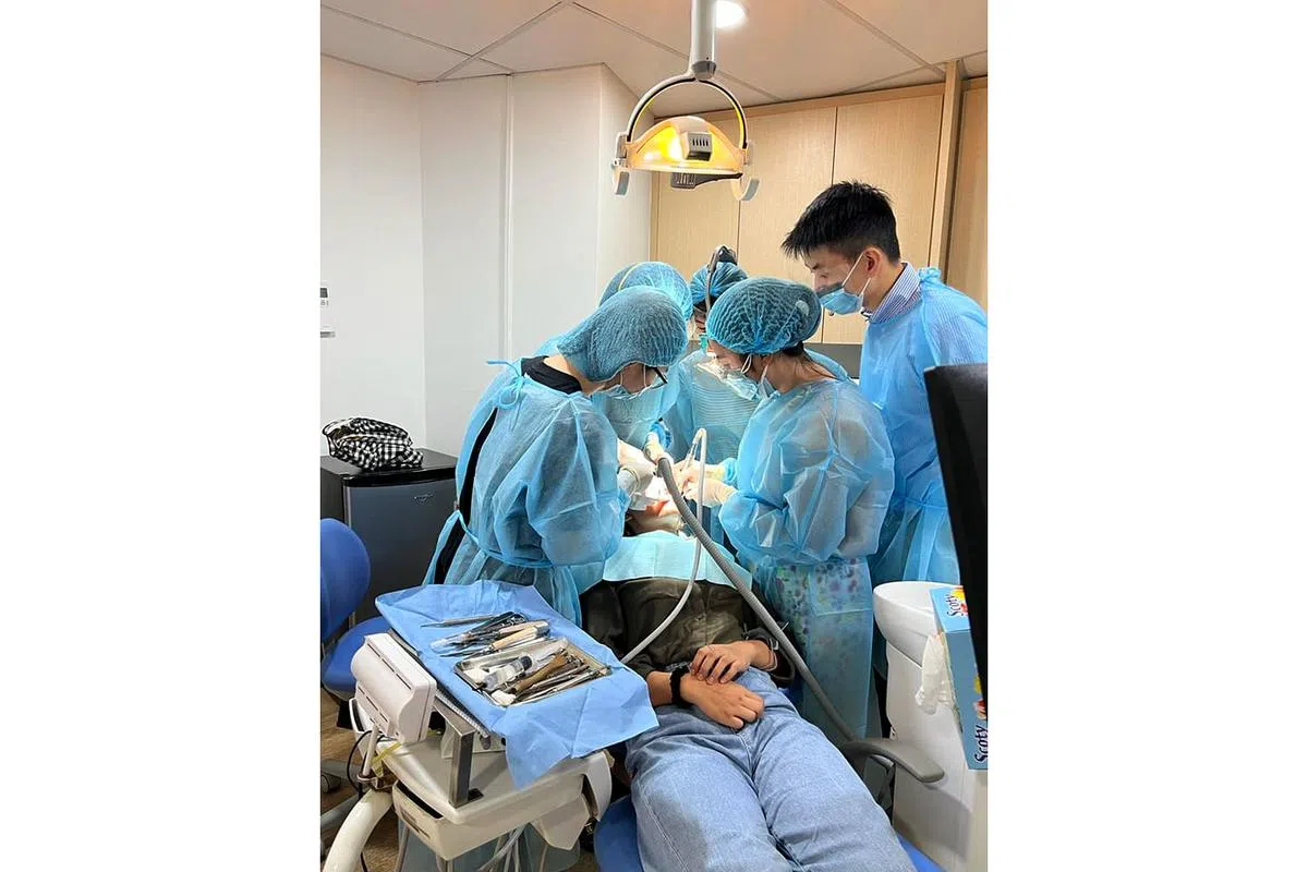 Q & M牙科医生自愿为客工、女佣和流浪汉等提供牙科治疗服务。（图/受访者提供）