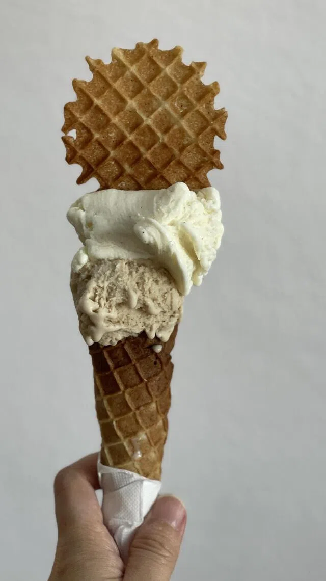 Canvas Gelateria的香草与榛果意式雪糕，搭配店家自制饼筒。（黄靖晶摄）