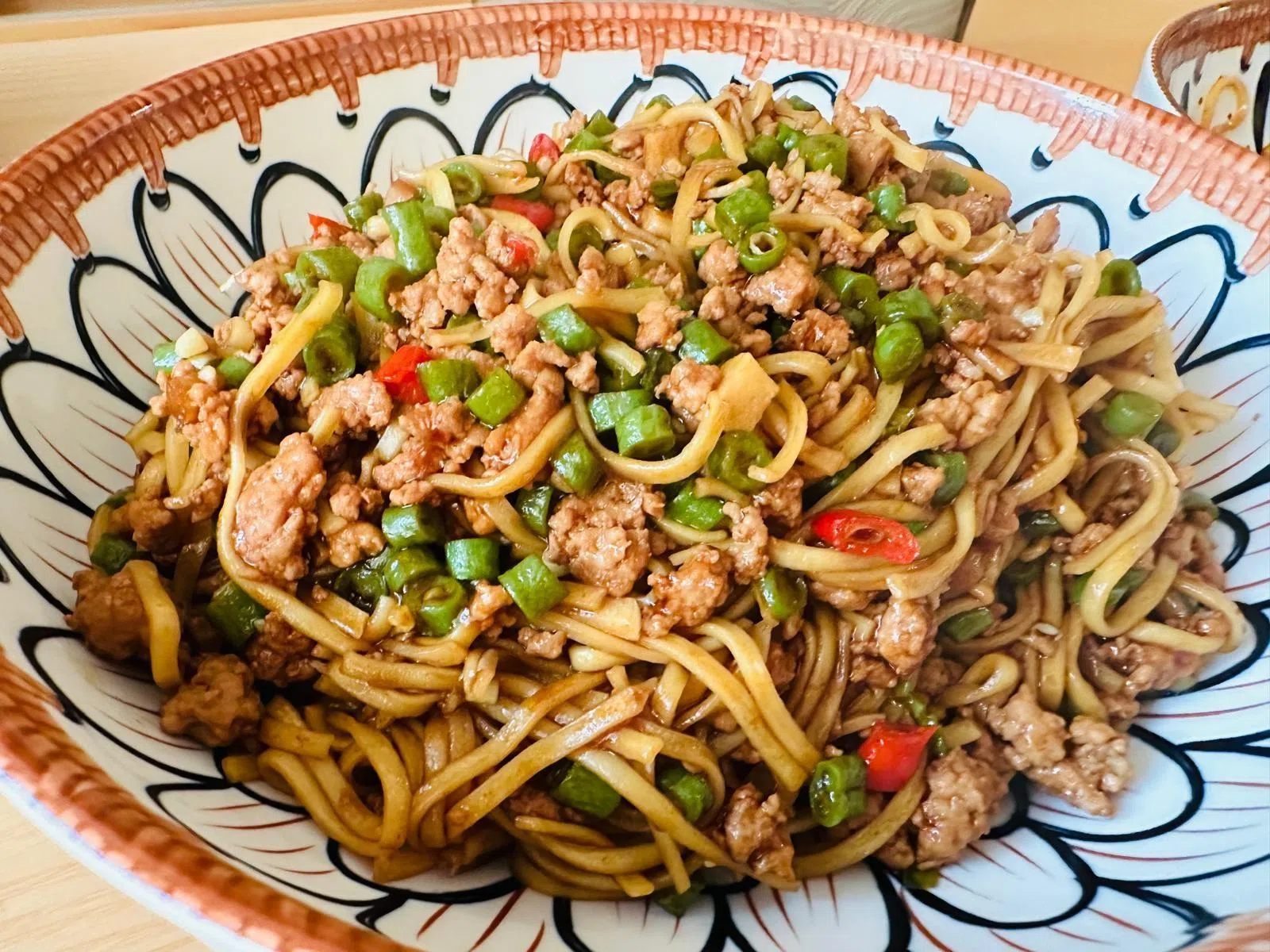 沙洋医生喜欢做的晚餐料理之一：豆角肉末烩面。（受访者提供）