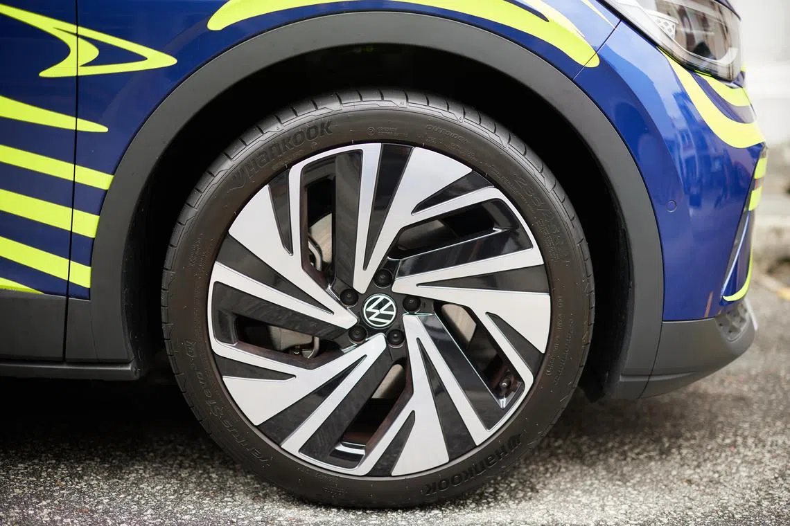 车子配备21英寸车轮，离地间隙21厘米，有点越野感觉。（车商提供）