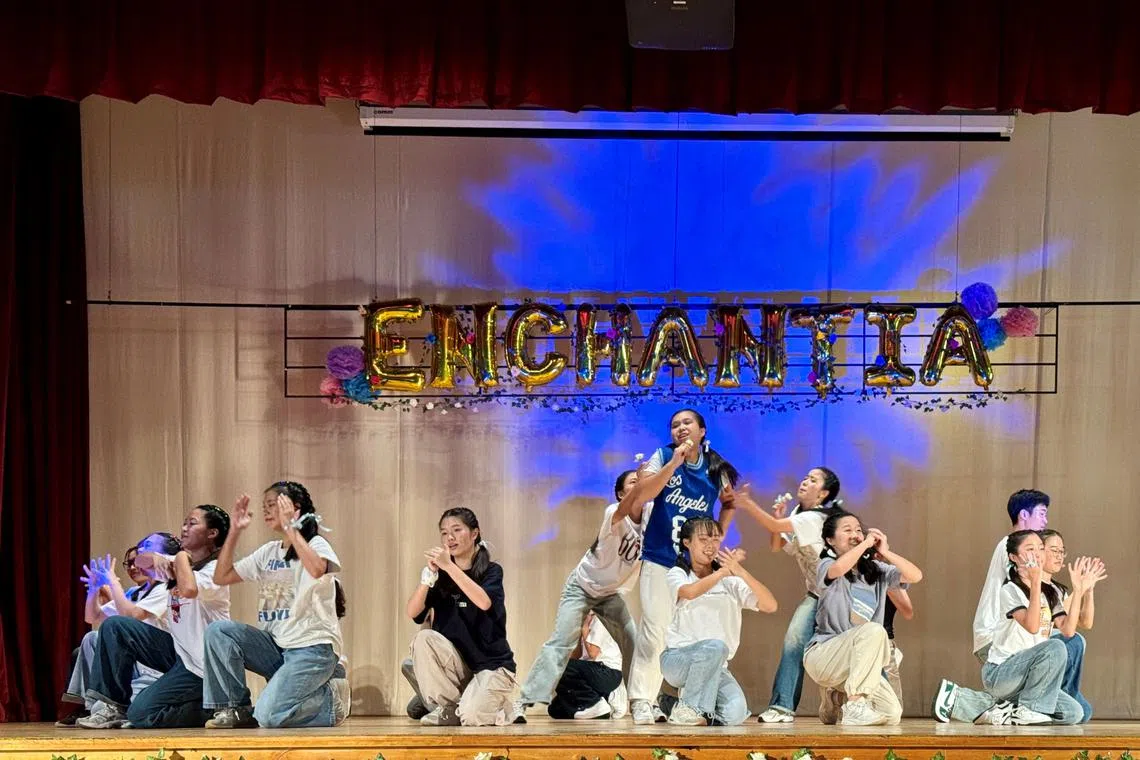 舞蹈社充满动感的舞姿带动了现场欢腾的气氛。（淡滨尼美廉初院提供）