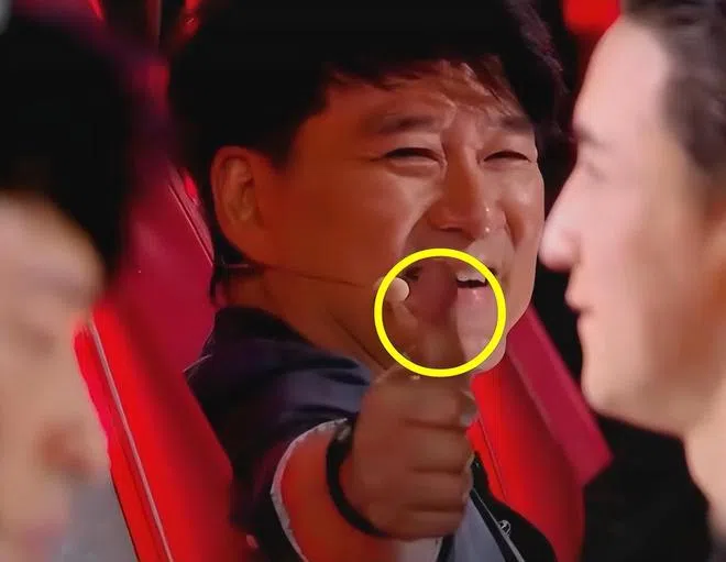 周华健给薛之谦竖了一个大拇指，表示对薛之谦的佩服。（互联网）