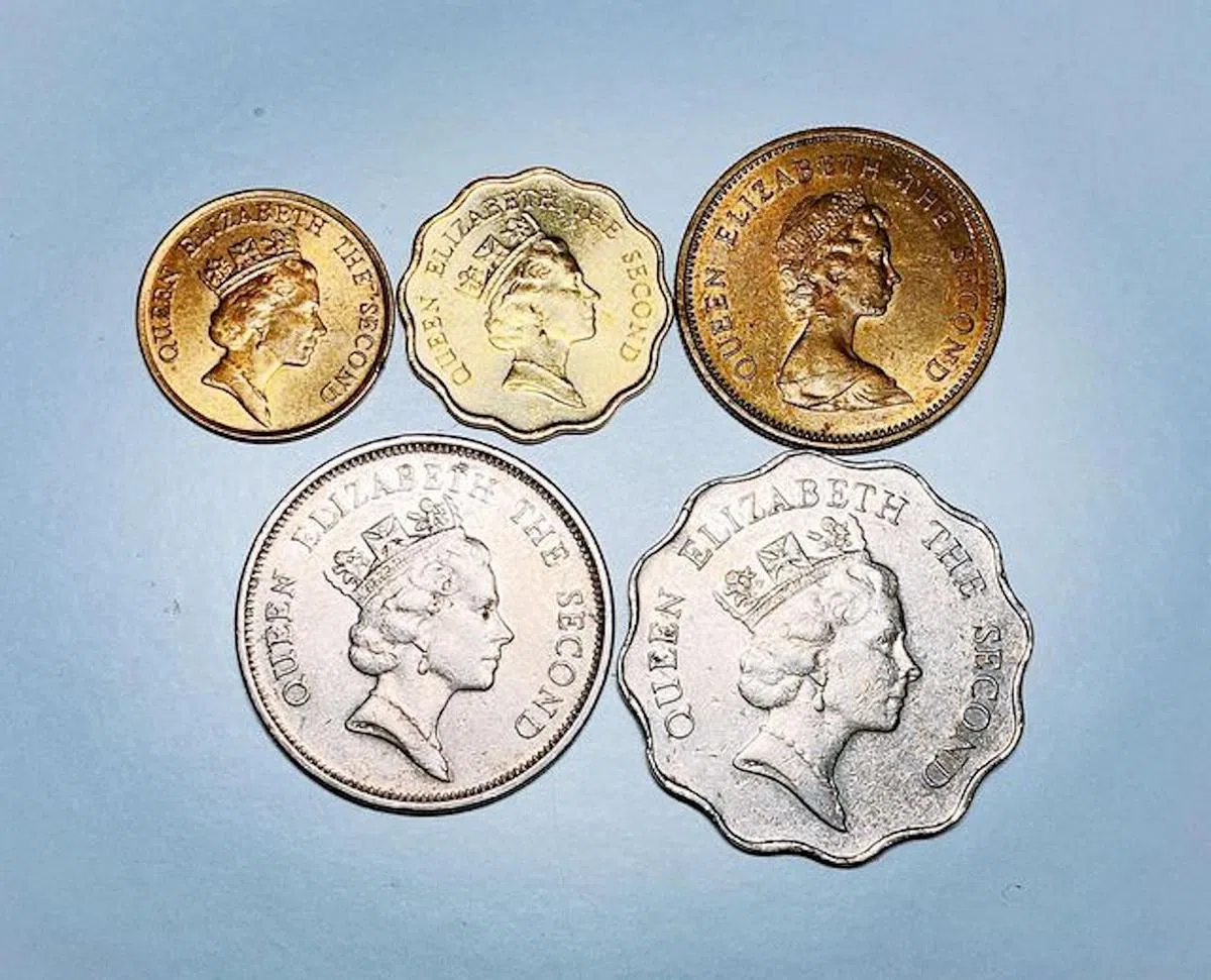 香港网民在社交平台贴出印有英女王头像的纪念硬币。 （互联网）