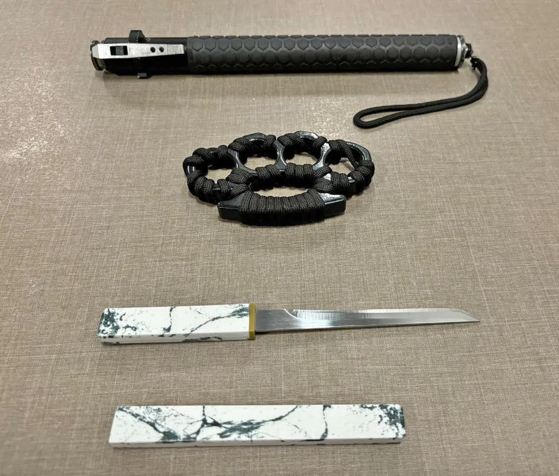 警方在男子的车内搜出各式武器，包括棍子、指节套、折叠刀。（新加坡警察部队提供）