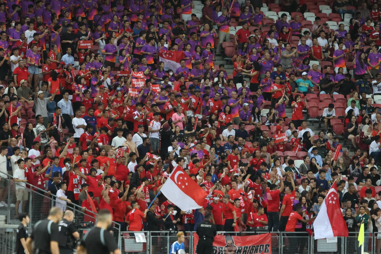 新加坡体育理事会志愿组织“尼拉团队”（Team Nila）有500名志工到场为雄狮加油。（梁麒麟摄）