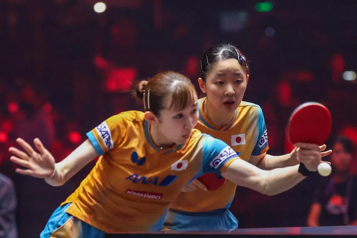 张本美和（右）对两位新加坡小将的发挥印象深刻。本月初，张本美和在日本全国乒乓球锦标赛拿到女单、女双、混双和青少年女单冠军，成为赛事90年来唯一在同届比赛斩获四冠的运动员。（吴先邦摄）