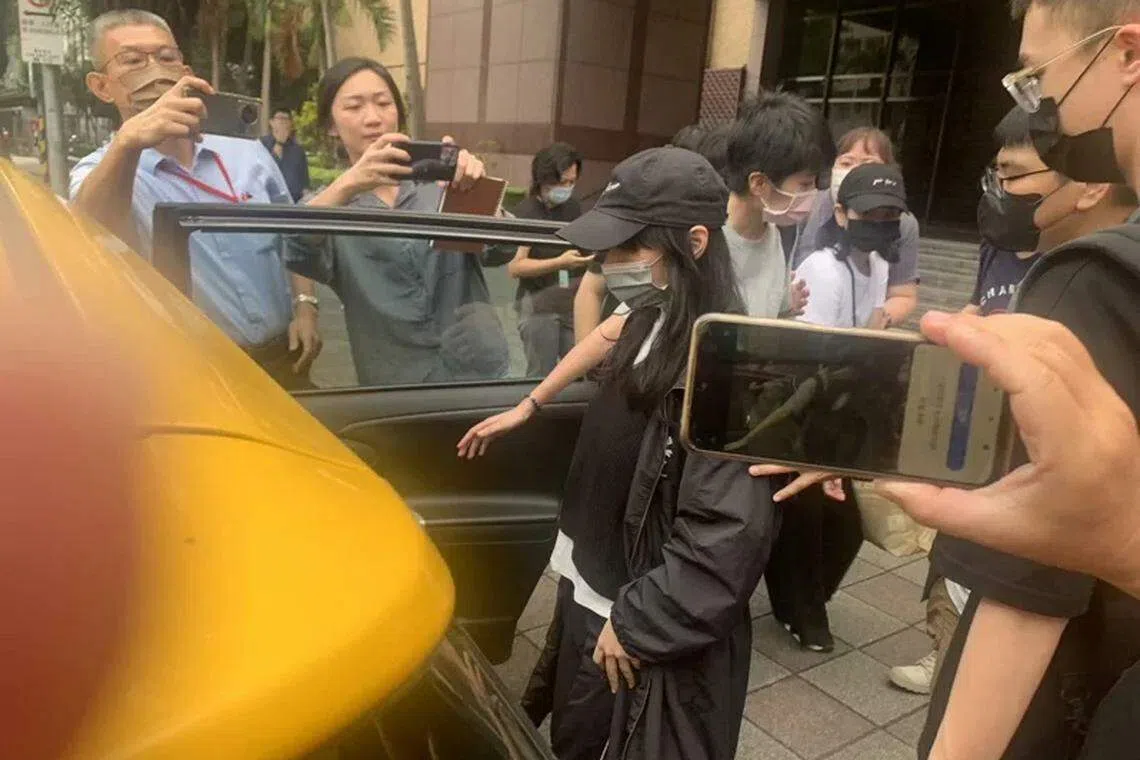Faye离开法庭时面对媒体提问只回应一句谢谢。（互联网）
