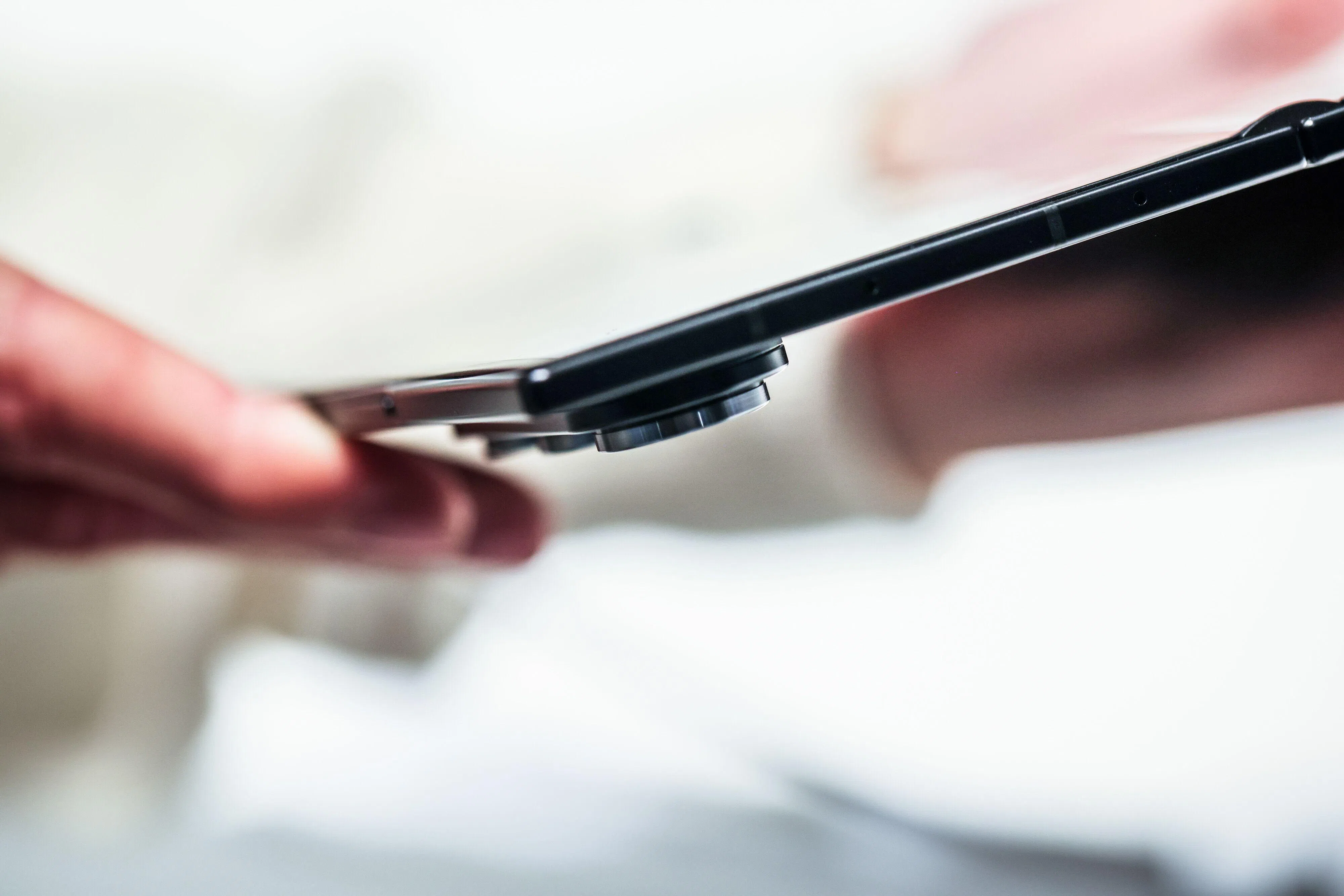 展开后的最薄处厚3.9毫米，整机重量为309克。（彭博社）