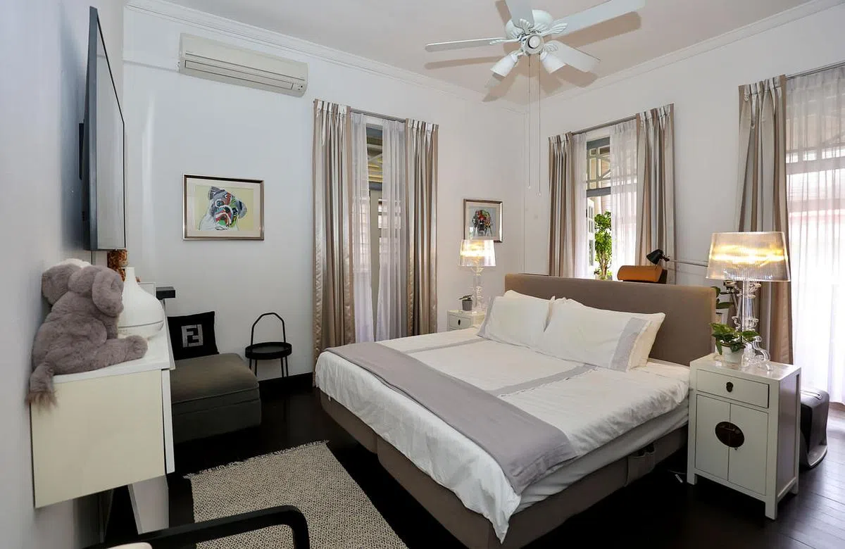 设计优雅的卧房带有淡淡的殖民地风。