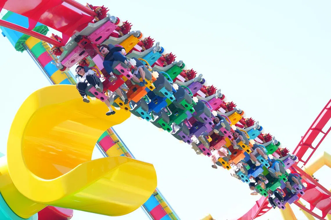 上海乐高乐园是全球第11座乐高乐园。图为游客星期六（7月5日）在园内体验乐高大飞车项目。（中新社）