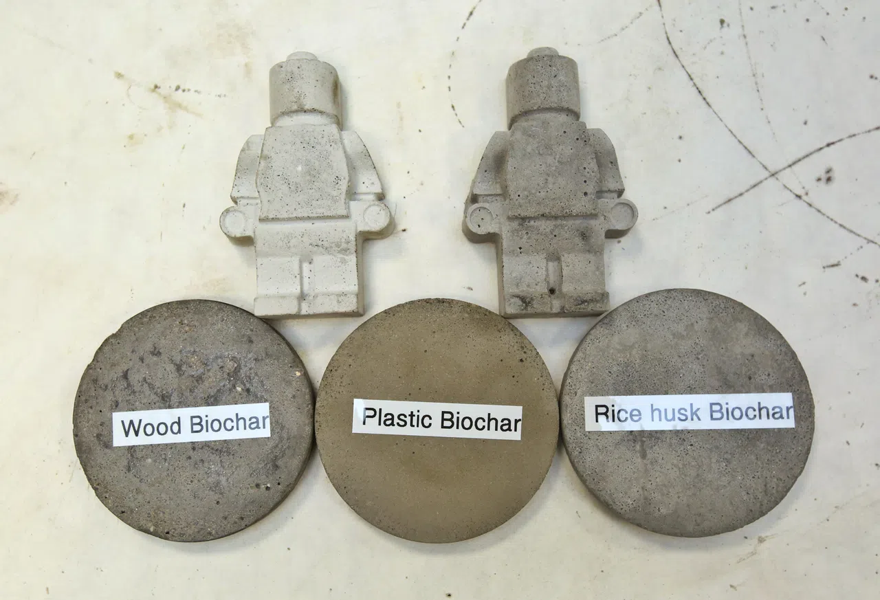 该项目由三组学生分别负责测试木屑、塑料和稻壳作为砂浆中的可持续建筑材料。结果表明，这三种材料可以替代砂浆中3%至10%的水泥成分，并且砂浆质量与原来的砂浆相当。（特约陈福洲摄）